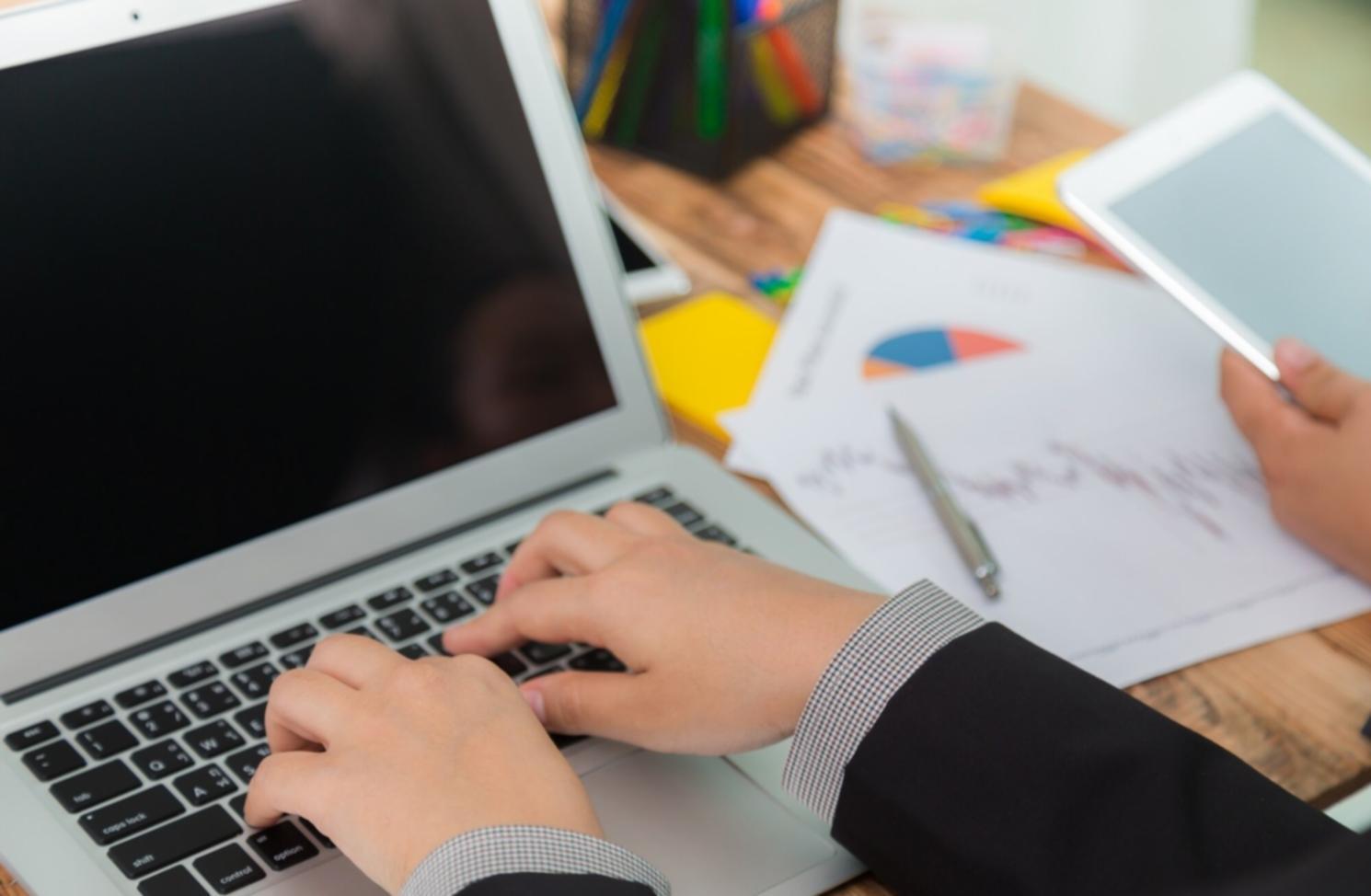 Ambiente de formación presupuestaria con documentación financiera